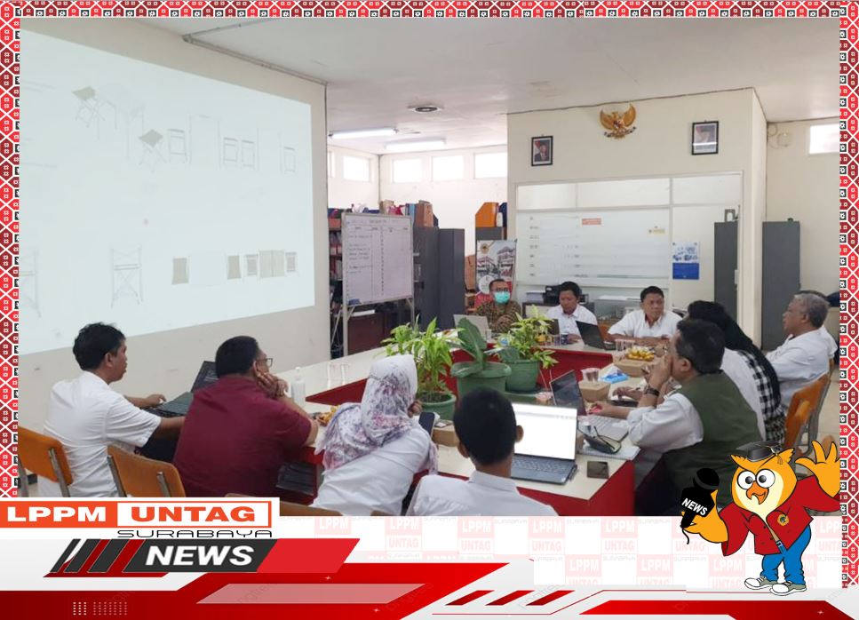 Kepala Pusat Publikasi dan Kekayaan Intelektual LPPM Untag Surabaya memberikan paparan dalam diskusi terbatas di ruang LPPM