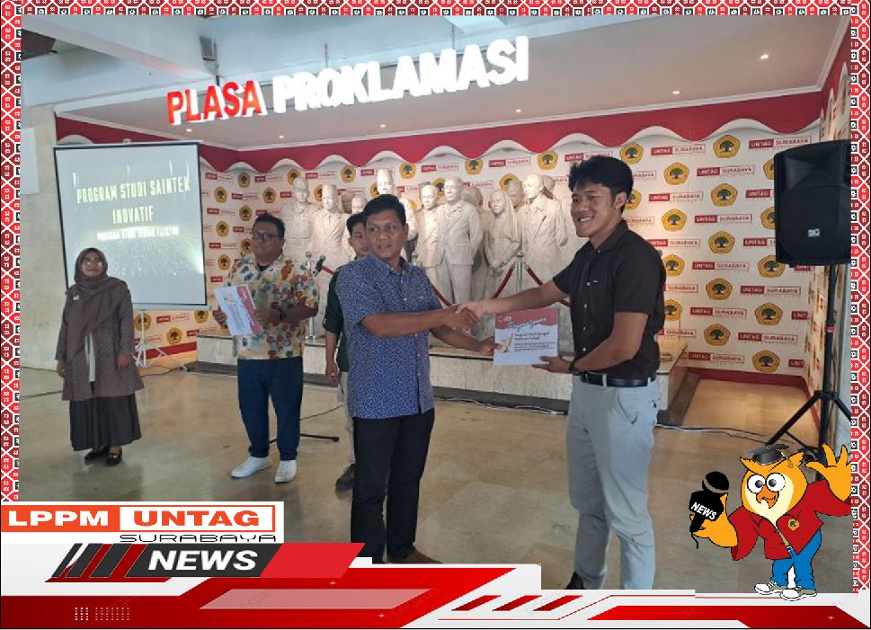 Penyerahan Piagam Penghargaan oleh Ketua LPPM Untag Surabaya pada Pameran Inovasi
