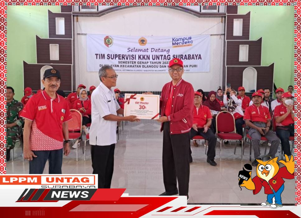 Pemberian beasiswa kepada masyarakat Kecamatan Dlanggu Mojokerto oleh Ketua YPTA dan Wakil Rektor 1 