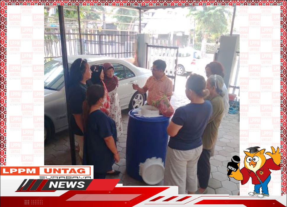 Dosen FT Untag Surabaya memberikan edukasi bagi warga Ngagel Mulyo Surabaya tentang pembuatan kompos dengan komposter