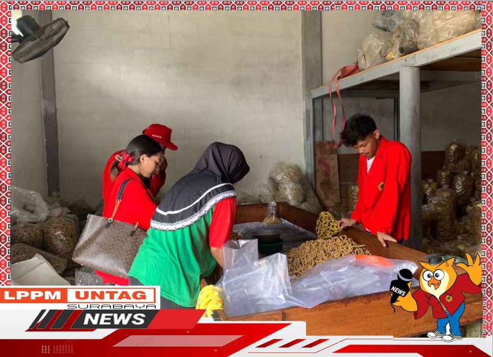 Pengabdian bersama Mitra yang bergerak dalam produksi   keripik usus ayam oleh Mahasiswa KKN Untag Surabaya