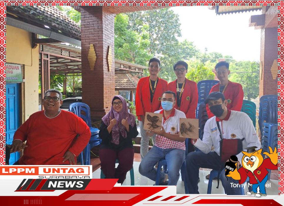 Kepala Pusat Publikasi Dan Kekayaan Intelektual LPPM Untag Surabaya melakukan pendampingan pembuatan desain produk batik