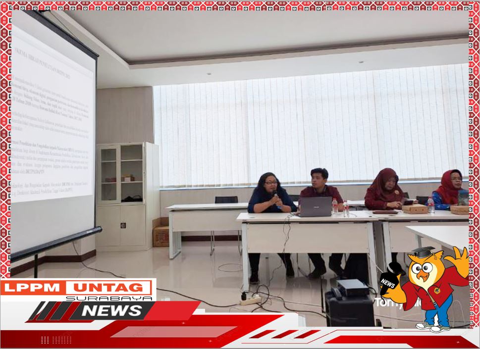 Kepala Pusat Penelitian LPPM Untag Surabaya memberikan paparan dalam Sosialisasi Seleksi  Penerimaan Proposal Pendanaan DRTPM
