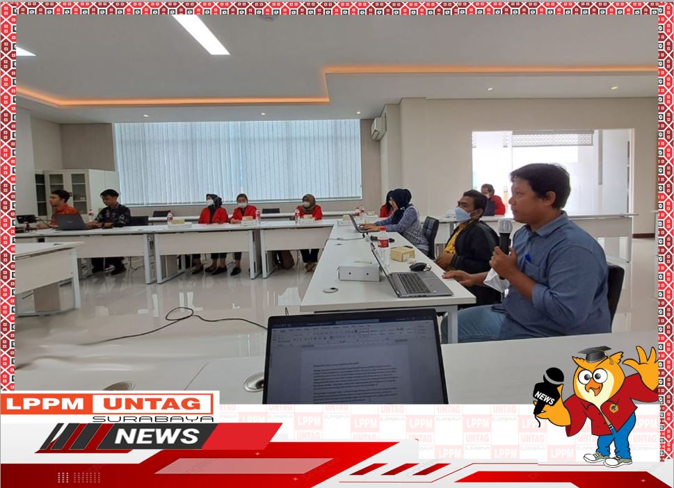 Kepala Pusat Pengabdian LPPM Untag Surabaya memberikan penjelasan dalam Monev Matching Fund FH