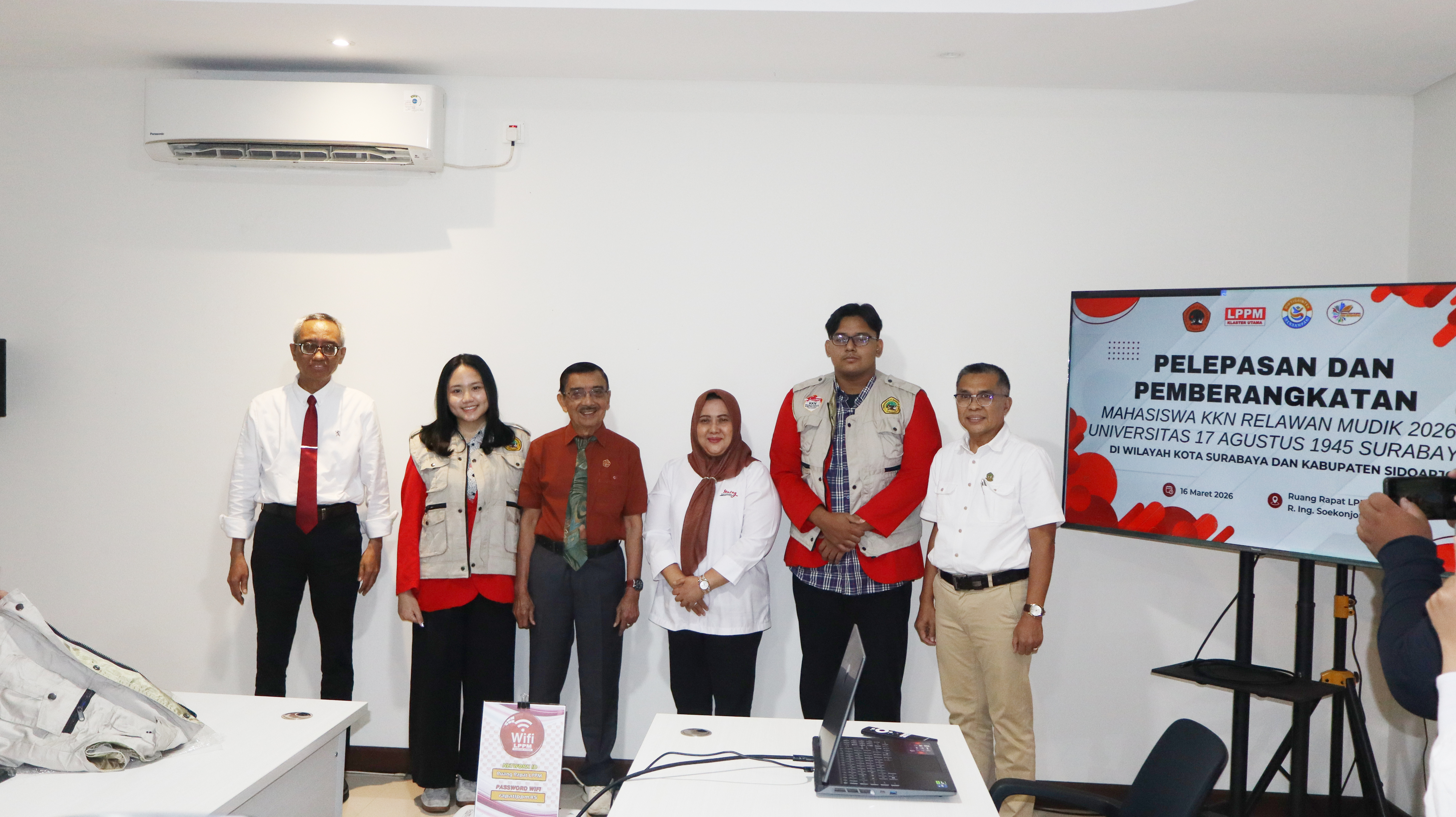 Bukan Bambu Runcing, Tapi Empati: Mahasiswa Untag Surabaya Menjelma Menjadi Pahlawan Mudik 2026