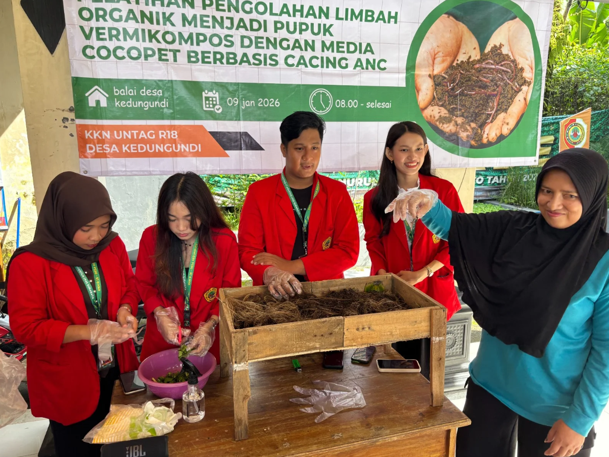 Beri Dampak Lingkungan dan Ekonomi, Mahasiswa Untag Surabaya Edukasi Ibu-Ibu PKK Kedungudi Olah Limbah Organik Menggunakan Cacing ANC