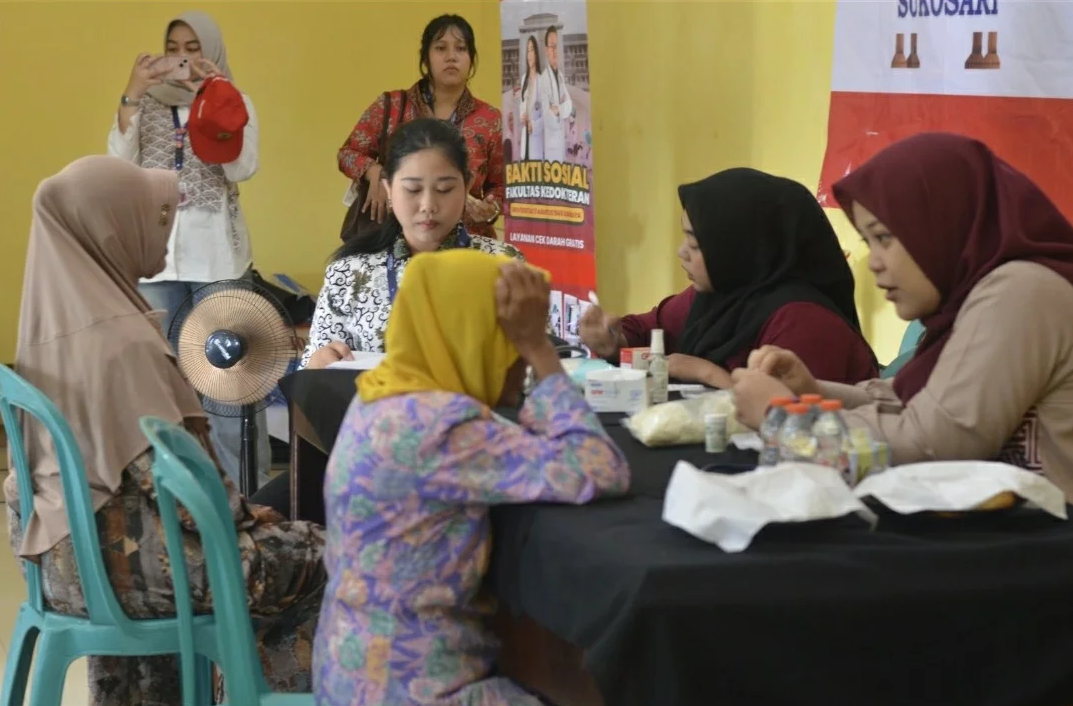 Kolaborasi Mahasiswa KKN dan Fakultas Kedokteran Untag Surabaya Edukasi Kesehatan Lansia di Desa Sukosari