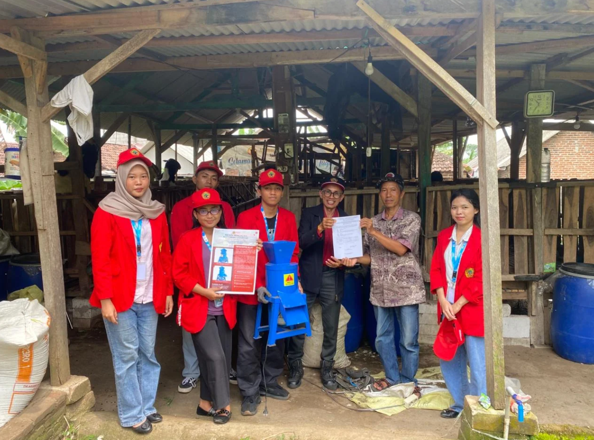 Inovatif! Mahasiswa KKN Untag Surabaya Ubah Limbah Kotoran Kambing Jadi Peluang Ekonomi di Desa Sugeng