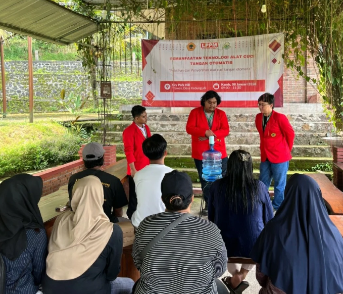 Mahasiswa KKN Untag Surabaya Hadirkan Inovasi Alat Cuci Tangan Otomatis di Wisata Sky Park Hill