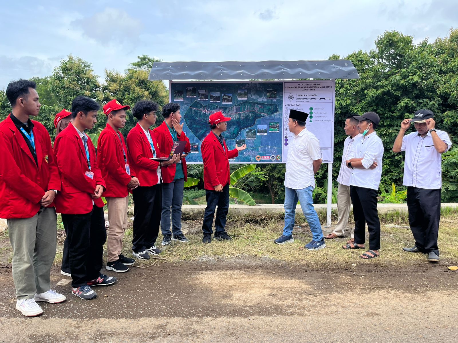 Mahasiswa KKN Untag Surabaya Pasang Mapping Desa Sugeng untuk Dukung Perencanaan Pembangunan Desa