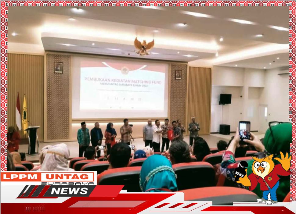 Pemberian Cinderamata oleh Ketua LPPM Universitas 17 Agustus 1945 Surabaya