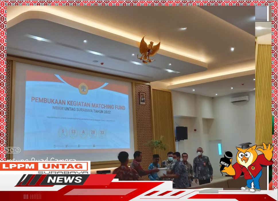 Penyerahan Simbolis Pohon Kelengkeng kepada Kepala Desa Simoketawang dalam Pembukaan Kegiatan Matching Fund MBKM Untag Surabaya
