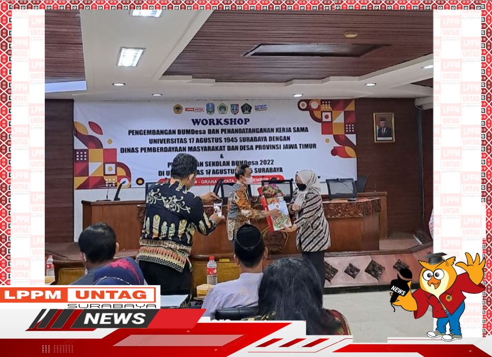 Ketua YPTA Universitas 17 Agustus 1945 Surabaya memberikan cinderamata dalam Workshop Pengembangan BUMDesa