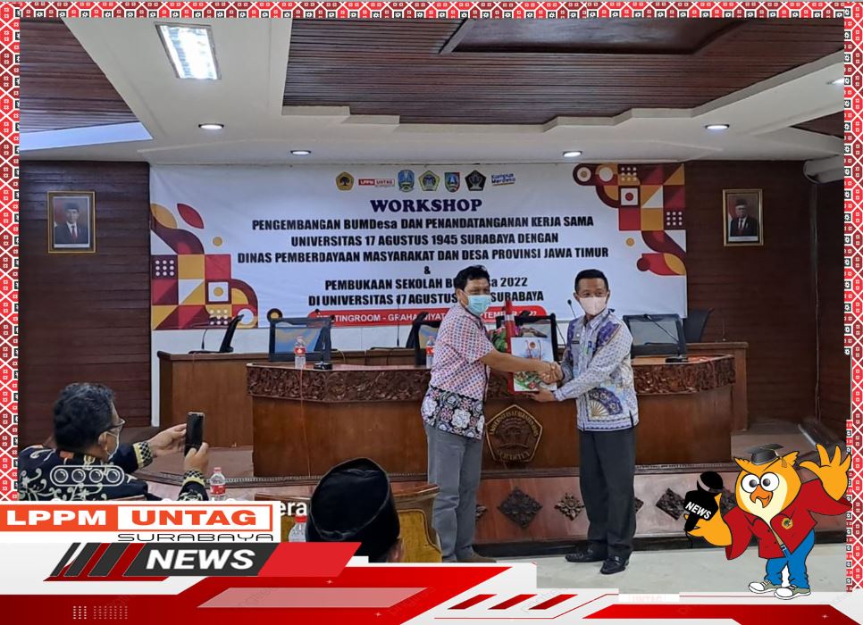 Ketua LPPM memberikan cinderamata dalam Workshop Pengembangan BUMDesa