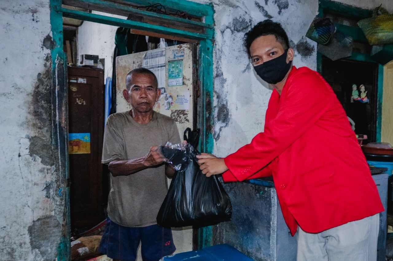 Mahasisa Untag Surabaya Bagi Sembako di Saat Pandemi Covid-1